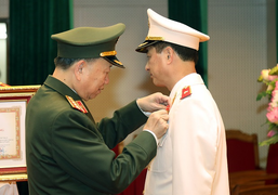 Tướng Nguyễn Duy Ngọc nhận Huân chương của Chủ tịch nước